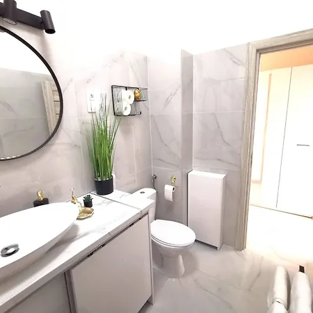 Goldie Apartment