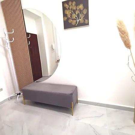 Goldie Apartment