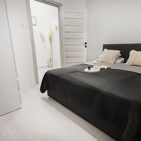 Goldie Apartment *